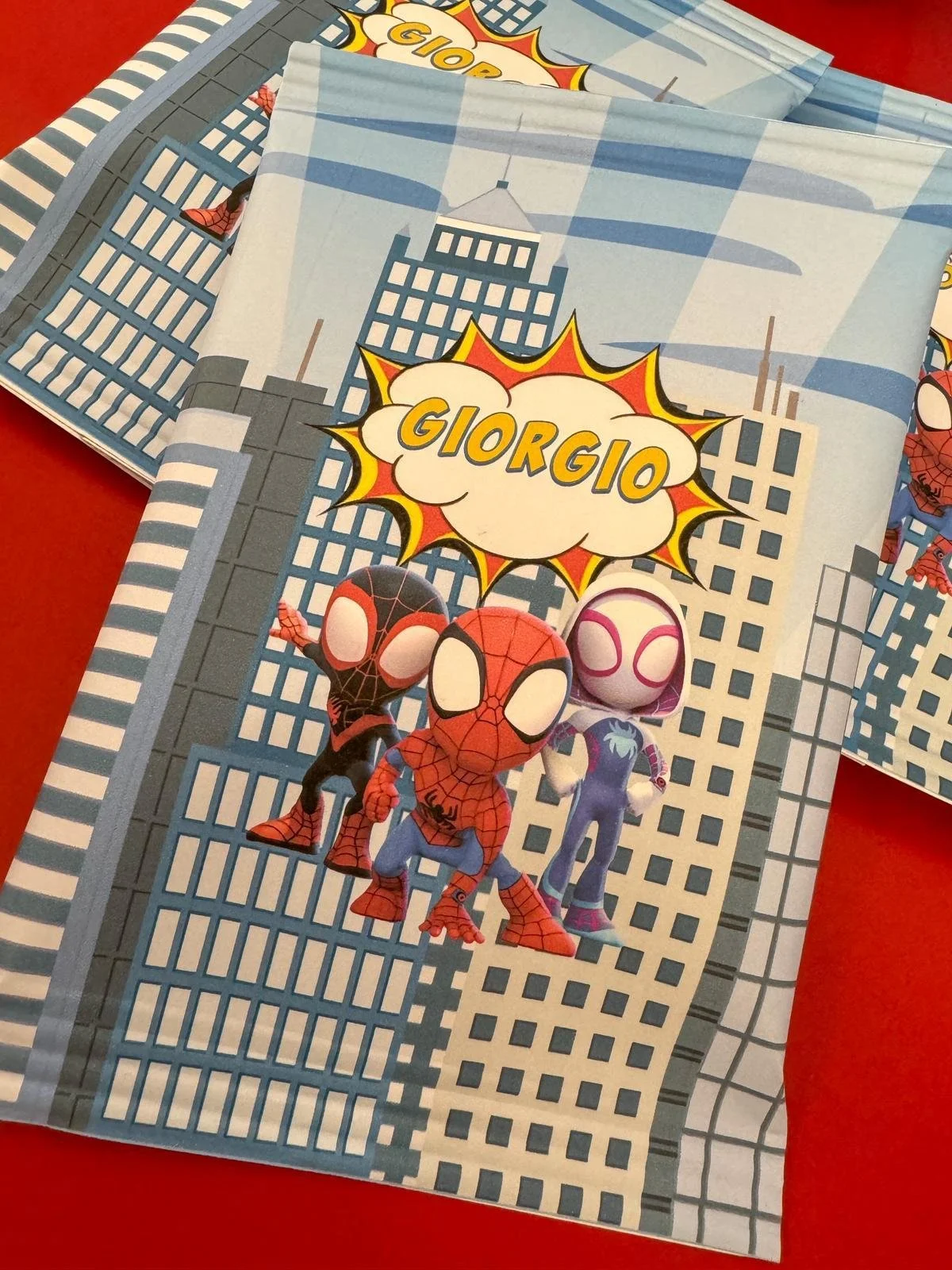 Fermaporta decorato con personaggi di cartoon di Spider-Man e una nuvola con la scritta 'Giorgio'.