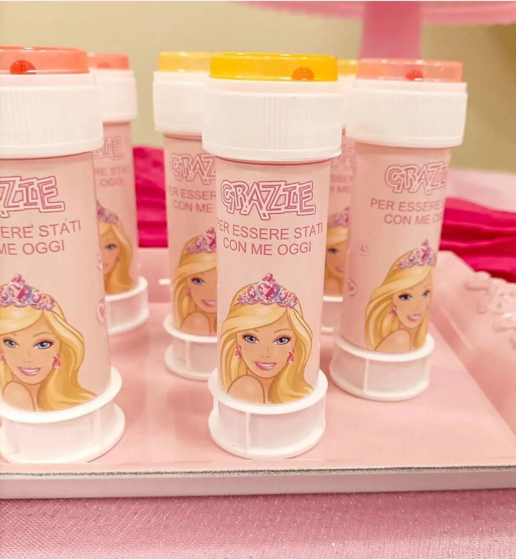 Contenitori rosa decorati con un'immagine di una principessa con capelli biondi e una coroncina, con scritte in italiano. Design isfema per bambini.