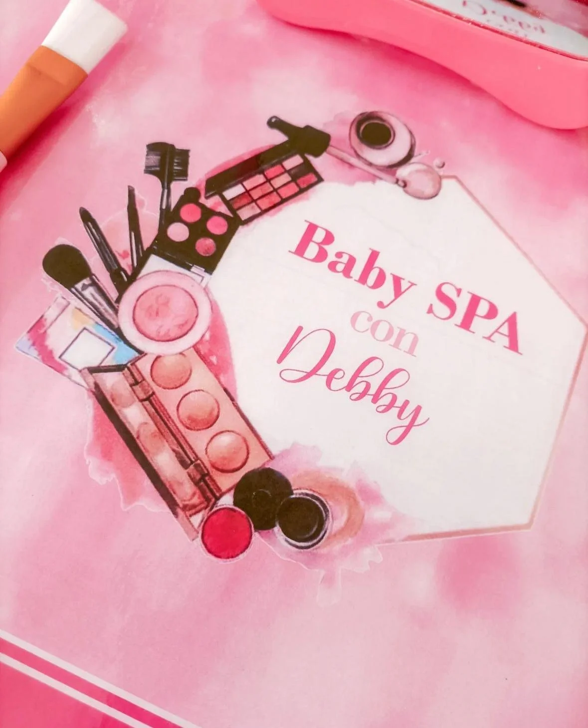 Cartello rosa con scritta 'Baby SPA con Debby' circondato da disegni di prodotti di bellezza e cosmetici.